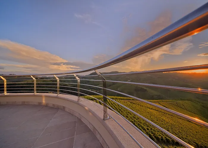 Hotell Il Boscareto & Serralunga d'Alba